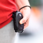 Set van 4 Motorola CLP 446 portofoons met oortjes en opladers - Afbeelding 2