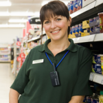 Set van 6 Kenwood portofoons PKT-23E met oortjes en multilader - Afbeelding 3